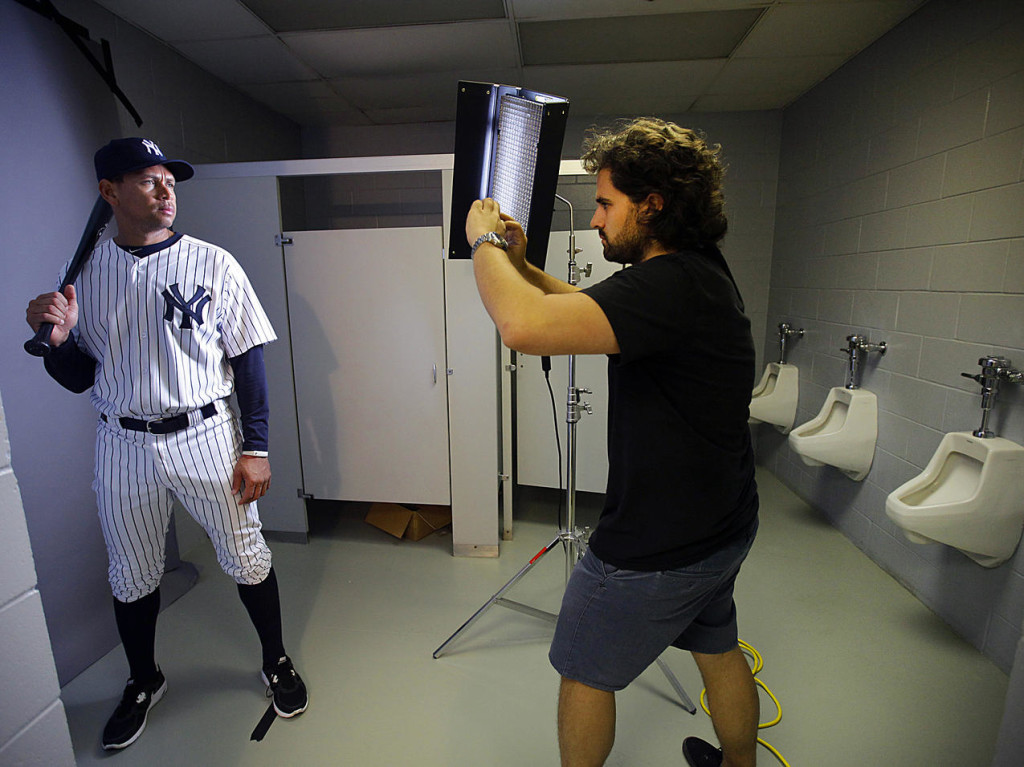 Nick Laham produzindo as fotos com seu iPhone no vestiário dos Yankees